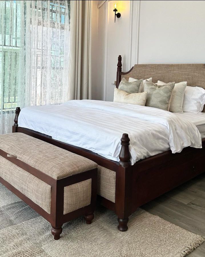 6*6'' Bed with ottoman